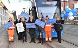Vorstand Jan Bleis (Bildmitte) und weitere Mitarbeiterinnen und Mitarbeiter der Rostocker Straßenbahn AG.
