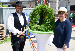 Zimmerer René Fenske und Kitaleiterin Claudia Heinze