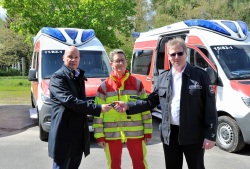 Senator Dr. Chris Müller-von Wrycz Rekowski, Dr. Claudia Schelz, Leiterin Rostocker Rettungsdienst und der Leiter des Brandschutz- und Rettungsamtes Johann Edelmann