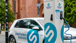 E-Golf mit Ladesäule