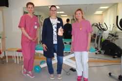 Scheckübergabe der Abt. Physiotherapie an das Hospiz am Klinikum Südstadt Rostock (von links: Svenja Roedel, Physiotherapeutin; Yvonne Fischer, Leiterin Rostocker Hospiz, und  Anke Weber, Leiterin Abt. Physiotherapie)