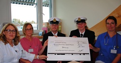Scheckübergabe des Marinestützpunktkommandos Warnemünde an Palliativeinheit Klinikum Südstadt Rostock: ChÄ Dr. Beate Krammer-Steiner, Lucienne Weidner-Zellmer (Palliativkoordinatorin), Steffan Schmidt (Hauptbootsmann), Madlen Herrmann (Oberstaatsgefreiter), OÄ Dr. Antje Engelmann (von links)