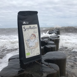Bio-fairer Segelkaffee vom Café Chavalo im Hanse-Sail-Design.