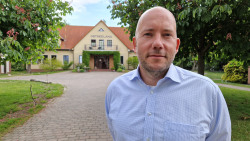 Alexander Soyk vor dem Hotel Ostseeland