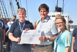 2022 hat unter anderem das Team des Traditionsschiffes GREIF von der kommissarischen Hanse-Sail-Chefin Bettina Fust eine Spende übergeben bekommen
