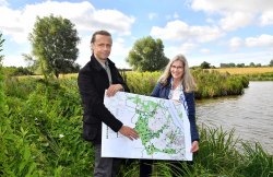 Gerrit Pluntke und Birka Matthäus vom Amt für Stadtgrün, Naturschutz und Landschaftspflege in Reutershagen am Rand des Landschaftsschutzgebietes „Vorweden“.   