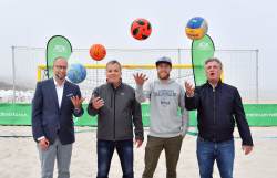 Gaben heute den Startschuss für die neue AOK Active Beach Saison: Tourismusdirektor Matthias Fromm (v.li.), Juri Schlünz von der AOK, Hannes Knüppel von den Rostocker Robben und Spielstrandleiter Andreas Zachhuber