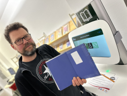 IT-Betreuer Sven Berger testet das Selbstverbucher-System. Damit die Ausleihe reibungslos funktioniert, wurden in den vergangenen Monaten alle Medien der Bibliothek mit RFID-Codes getackt. 