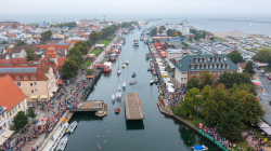 Zum Brückenfest wird die Brücke in Warnemünde traditionell einmal gedreht