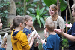Kindergruppe beim Tierpfleger-Schnupperkurs