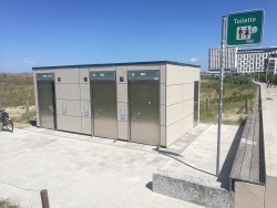 Bisher wurden die WC-Anlagen vor allem an touristischen Schwerpunktgebieten installiert - wie hier an der Promenade in Warnemünde. 