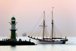 Tradition trifft Moderne, historischer Zweimaster am Molenfeuer