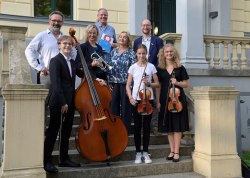 Hinten von links: Ralph Reichel (Theater-Intendant), Gloria Arndt (Förderverein Konservatorium), Musiker Michael Brzoska, Dr. Doris Geiersberger (Förderverein Volkstheater), Johannes Lang (Direktor Konservatorium), vorn: die Musikschüler Philipp Möller, Josephine Cleemann und Luisa Fritzsche.