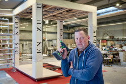 Zimmerer Karsten Hanke in den Werkstätten des Volkstheaters Rostock