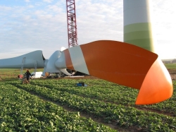 Windradflügel bei der Montage