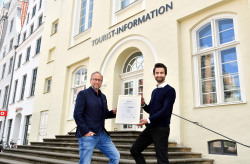 Tourismusdirektor Matthias Fromm (l.) und Paul Wendland (r.), stellvertretender Leiter der Tourist-Informationen, freuen sich über die erfolgreiche Rezertifizierung