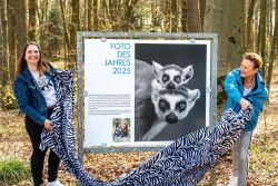 Zusammen mit Zoo-Marketingleiterin Romy Endlicher (re.) hat Sarah Kube ihr Gewinnermotiv enthüllt.