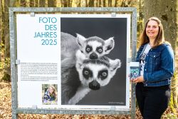 Gewinnerin Sarah Kube mit ihrer Fototafel beim Darwineum.