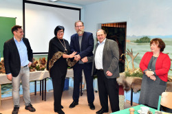Silke Schrader, Leiterin des Staatlichen Schulamtes Rostock , der Leiter des Rostocker Amtes für Schule und Sport, Martin Meyer, und Zoodirektor Udo Nagel, mit Brunhilde Konrad von der Zooschule und Zoomarketingleiter René Gottschalk.