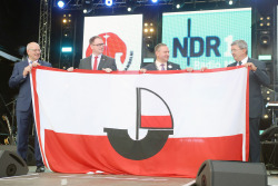 Auf der Abschluss-Veranstaltung des 38. Internationalen Hansetags in Rostock übergab Oberbürgermeister Roland Methling die Hanseflagge an Ivan Tcetcerskij, den Stadtpräsidenten der nächsten Ausrichterstadt.