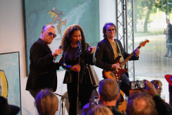 Chor und Musiker des Panik-Orchesters untermalten musikalisch die Party