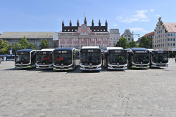 Präsentation der neuen Busse auf dem NeuenMarkt