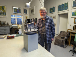 Wolfgang Friedrich am Vor-Entwurf seiner Skulptur.