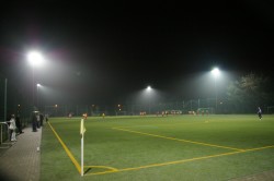 Flutlicht auf einem Sportplatz